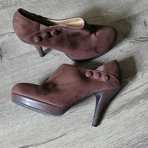 Chic Brown Suede Heels with Medium Height